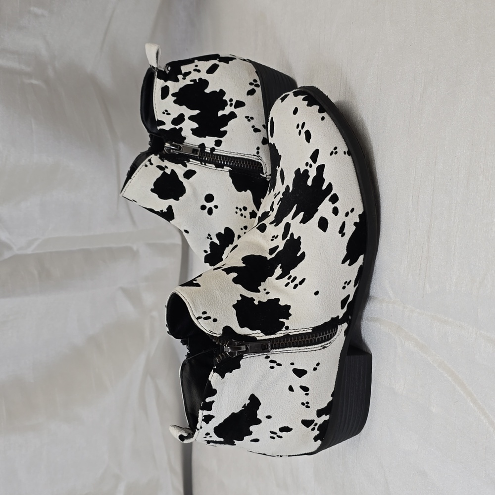 Pierre Dumas Womens Booties Bkack-White Cow Print Sz 9 Zipper Sides Pull on loop